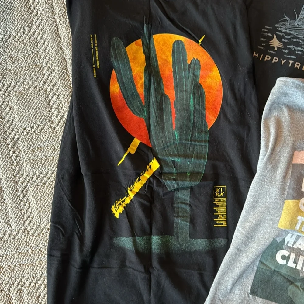 Lot of size medium or fits like medium graphic shirts - Picture 3 of 7